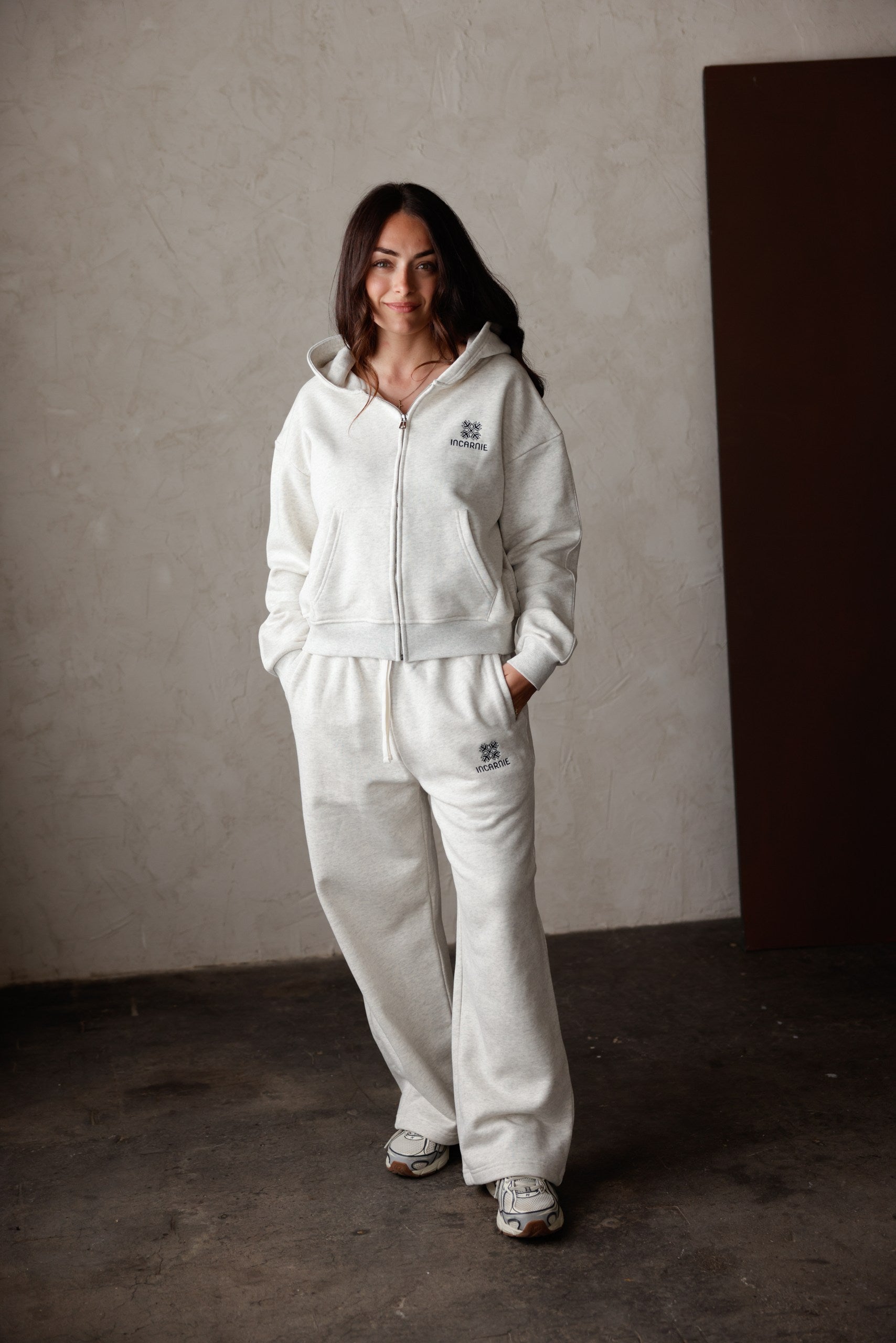 DAMEN EMBLEM WEITE JOGGER – GREIGE