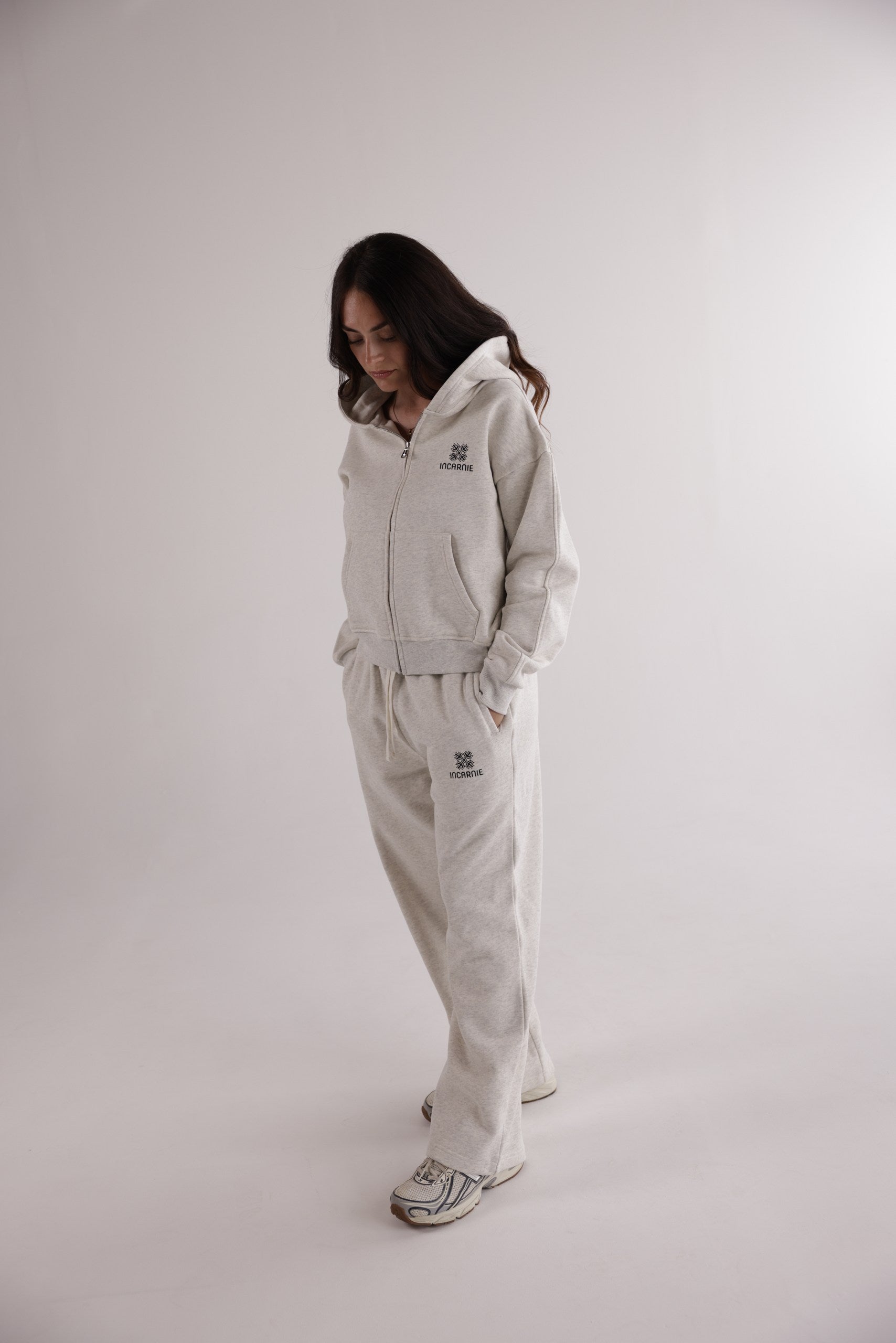 WOMEN'S EMBLEM WIDE LEG JOGGERS – GREIGE