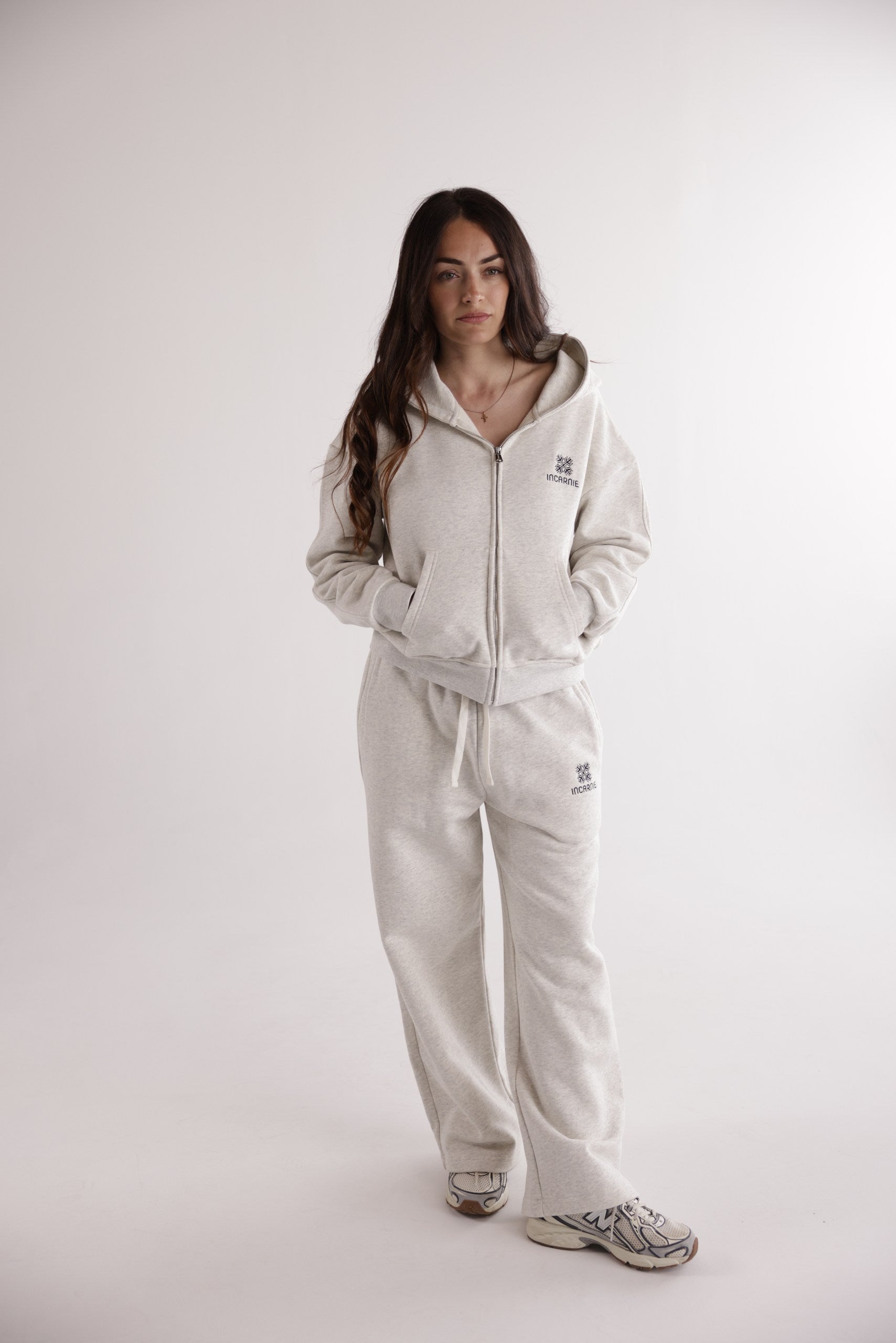 WOMEN'S EMBLEM ZIP HOODIE – GREIGE