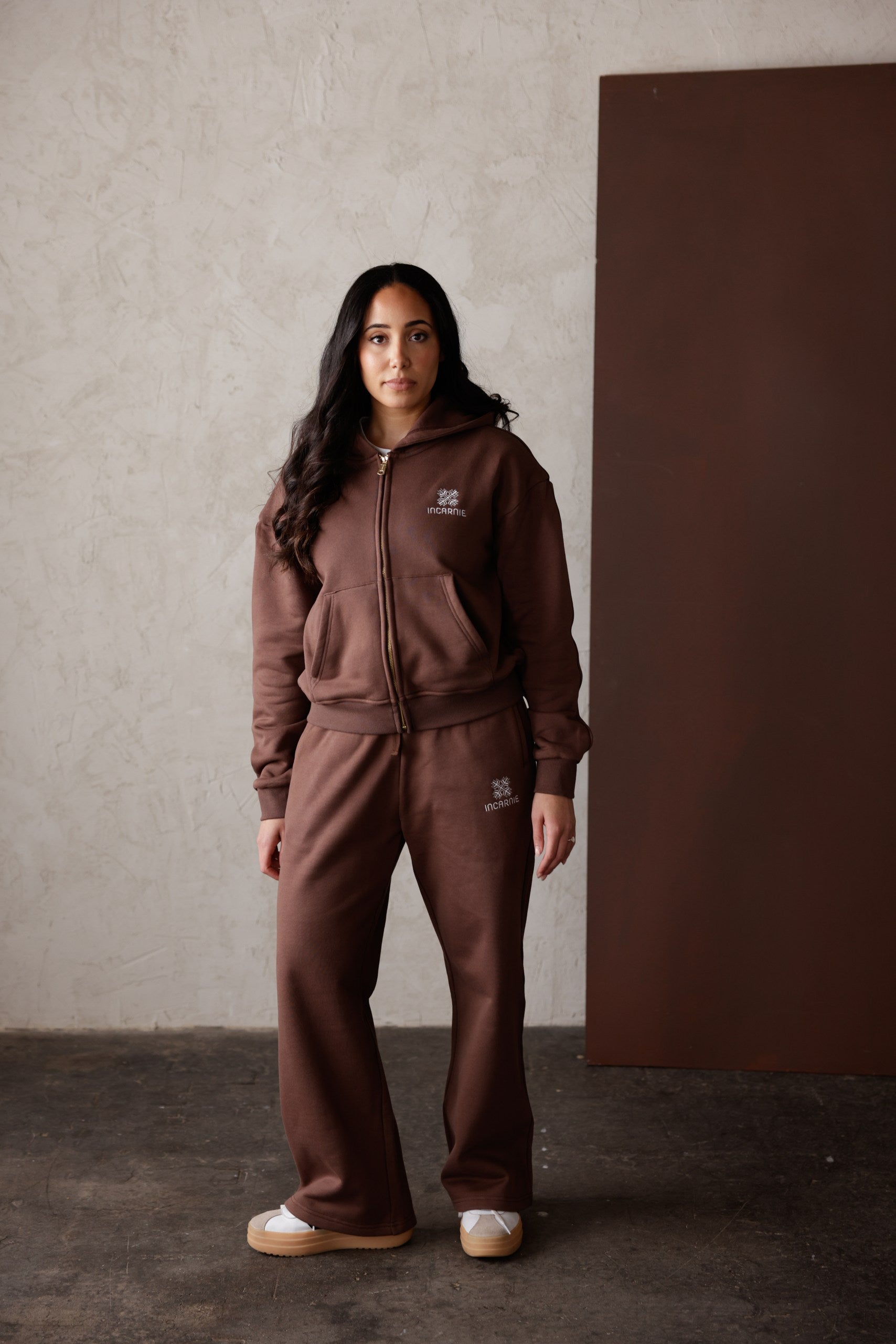 SWEAT-SHIRT À CAPUCHE ZIPPÉ EMBLEM POUR FEMME – MARRON CACAO