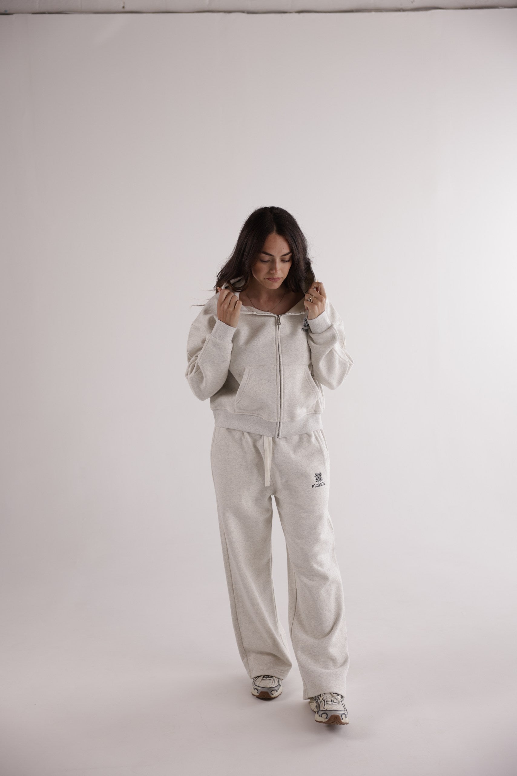 WOMEN'S EMBLEM ZIP HOODIE – GREIGE