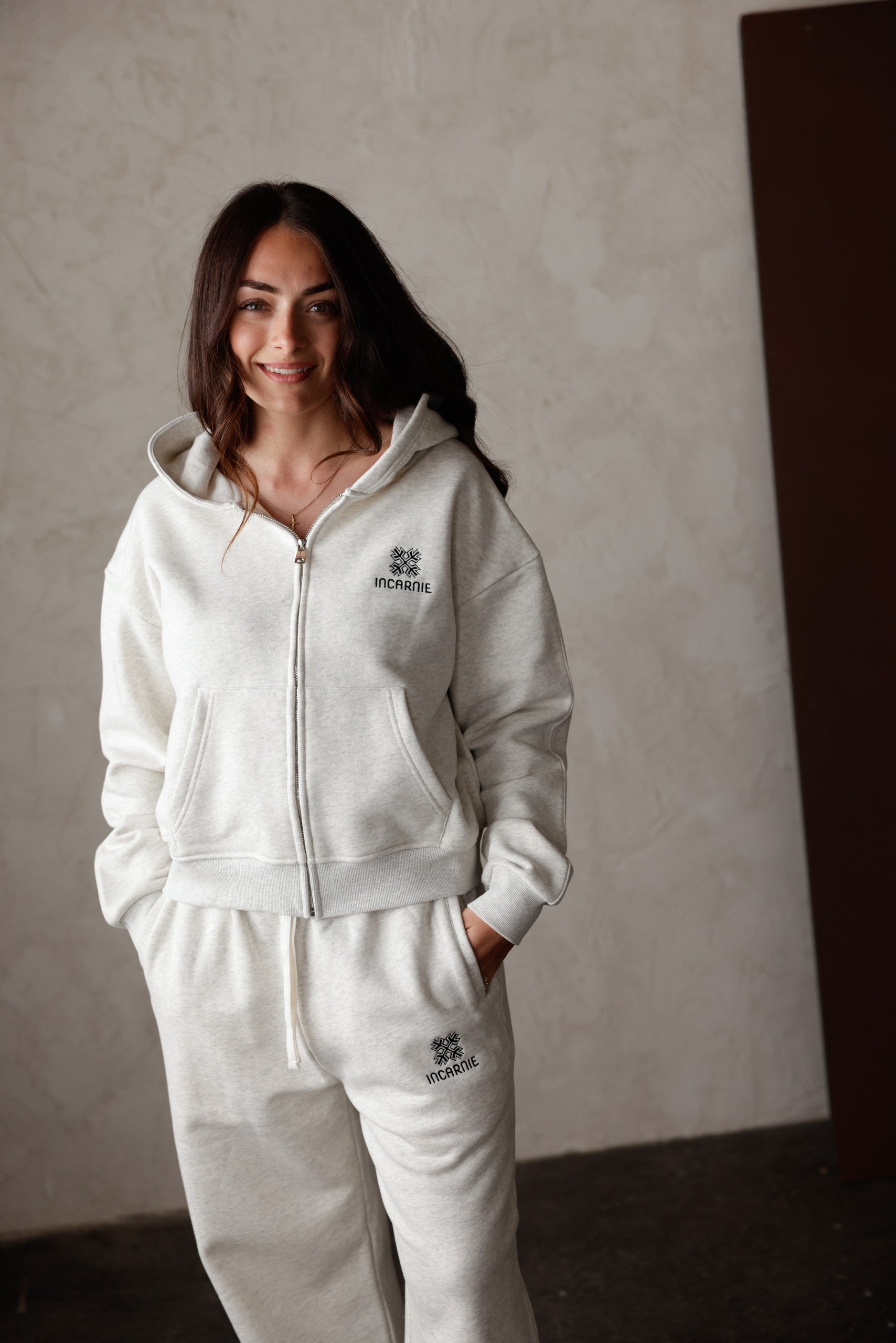 SWEAT-CAPUCHE ZIPPÉ EMBLEM FEMME – GRIS BEIGE