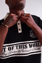 HERREN „NOT OF THIS WORLD“ STRICK-POLOSHIRT AUS SCHWERER BAUMWOLLE